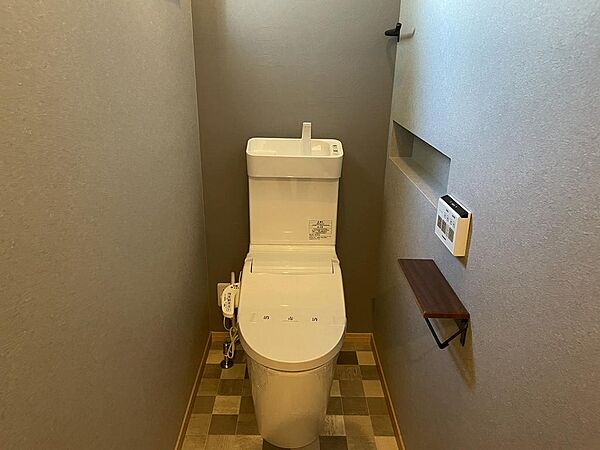 朝の混雑時にも安心な、トイレ2ヶ所（2階にも温水洗浄便座）設計です