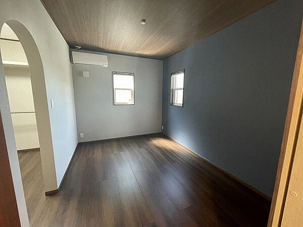 主寝室に最適な2階の洋室6帖。２面採光で明るいお部屋です