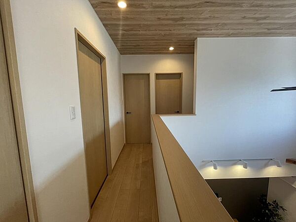 2階廊下。洋室が3部屋あります