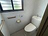 トイレ：【1階トイレ】毎日使う場所だからこそ、シンプルで落ち着くデザインになっています。