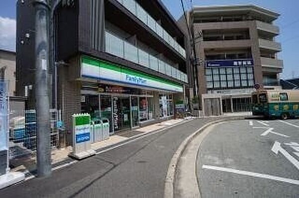 画像23:ファミリーマート阪急中山駅前店 833m