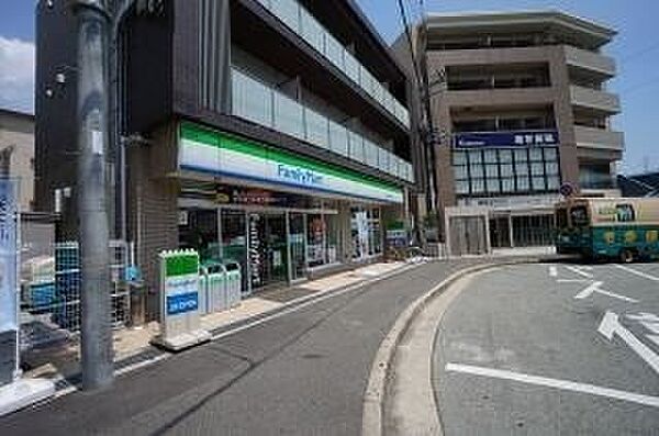 画像26:ファミリーマート阪急中山駅前店 738m