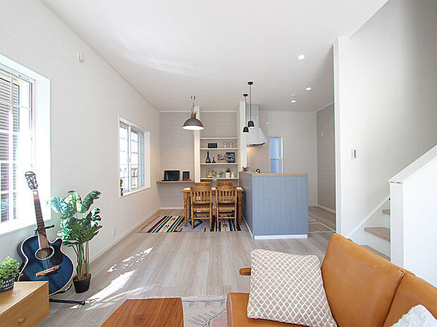 [No.1：LDK] 木目の床材が可愛いLDK。格子窓から陽の光が差し込みます。