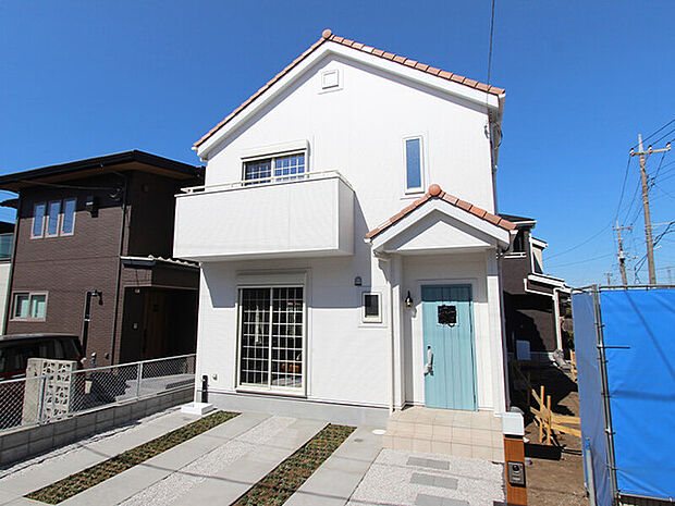 [No.1]ブルーのドアがアクセントな外観です♪(撮影：2025/2/25)