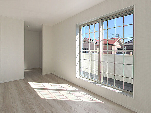 [No.1：洋室] 格子窓から光が差し込む洋室。奥はウォークインクローゼットへと続いています。