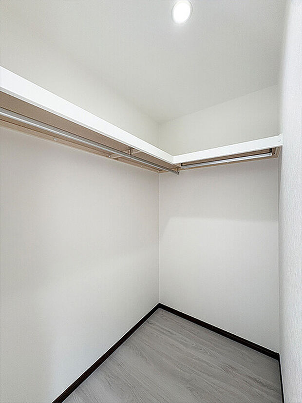 スーツケースなどの大きな荷物もスッキリ収納！(撮影：2026/1/21)