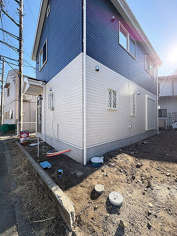 シンプルで飽きのこないツートンカラー、玄関の三角屋根がおしゃれなデザイン♪(撮影:2026/1/21)