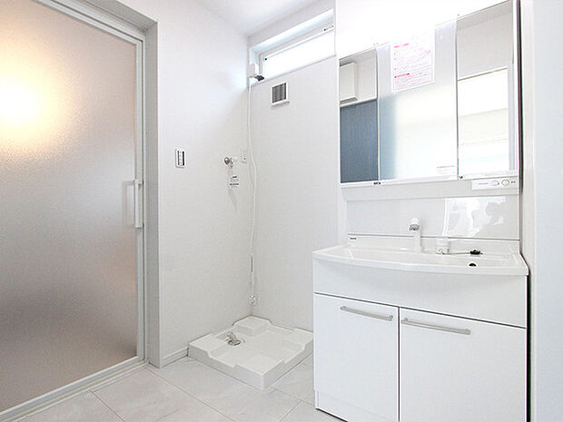 ［施工事例：洗面脱衣室］ スポーツ・外遊び帰りに玄関→洗面脱衣室→浴室へ直行できる「ただいま動線」採用♪