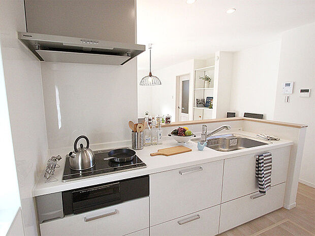 ［施工事例：キッチン］ 快適な設備のシステムキッチン。IHコンロなのでお手入れも楽々です♪