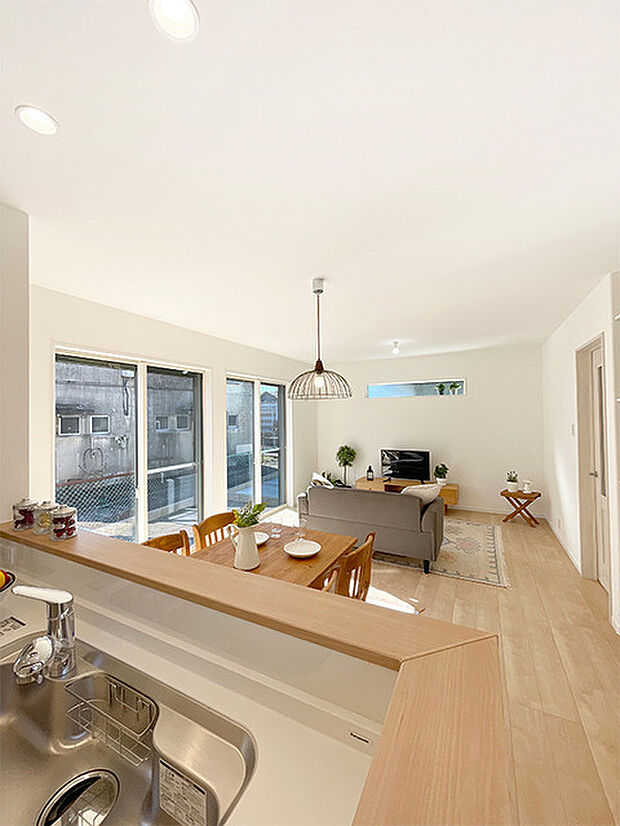 ［施工事例：キッチンからの景色］ 対面式キッチンなので、お料理をしながら部屋全体を見渡せて安心です♪