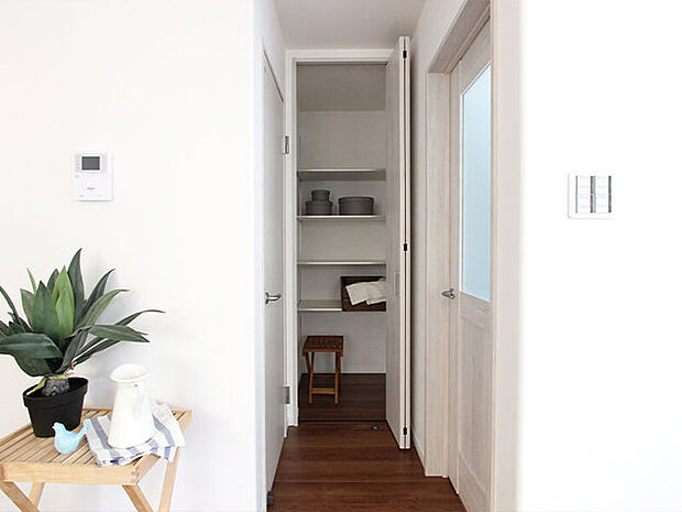 ［施工事例：玄関物入］ 掃除用具をサッと取り出せる玄関収納♪アウトドア用品・洗車道具の保管にも◎(No.1)