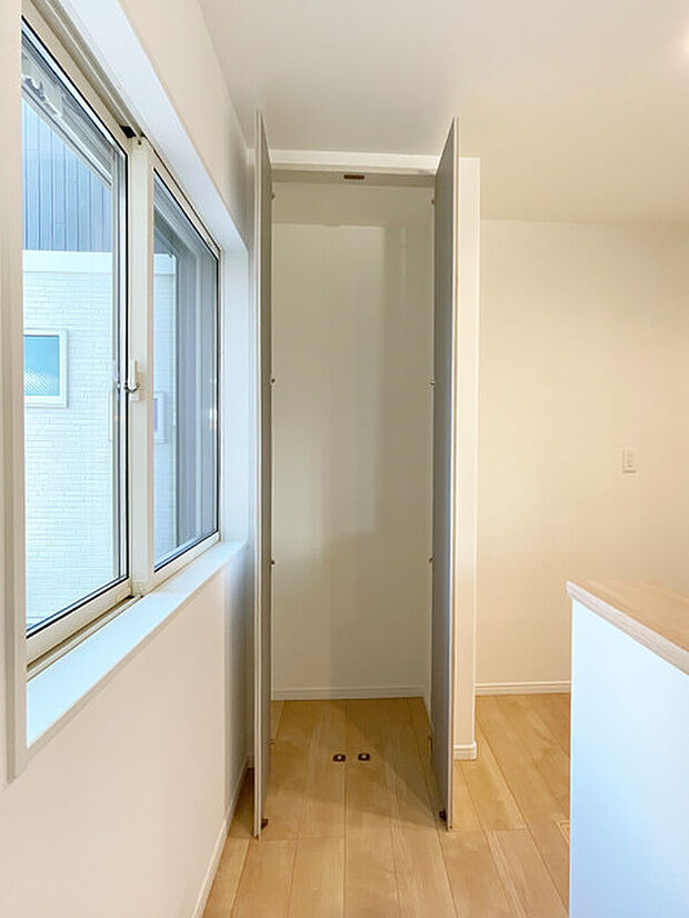 ［施工事例：パントリー］ 買いだめのストック品・防災セットの保管などあると便利な大容量のパントリー付き♪(No.2)