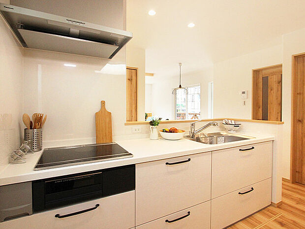 【施工事例:システムキッチン】 IHなので安全なのはもちろん、掃除がしやすいので快適に使用できます。