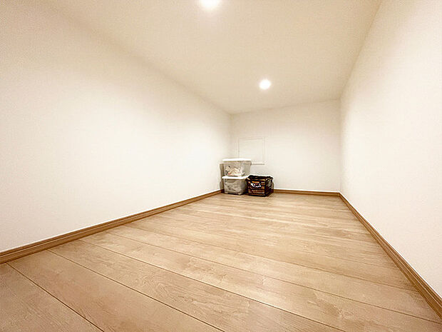 【No.3:固定階段式グルニエ】2026/6/19 小屋裏収納は棚を設置して趣味のコレクションスペースにしたり、お子さまの秘密基地にしたりと使用方法は無限大!