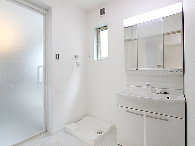 【施工事例:洗面脱衣室】 広々とした洗面脱衣室。床下収納もございます。3面鏡の裏は収納となっています。