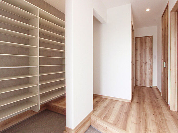 【施工事例:SIC】 「通り抜け動線」採用のシューズインクローゼット。靴・ベビーカー・スポーツ用品をスッキリ収納!来客用と家族用に分けることでプライバシーの確保にも◎