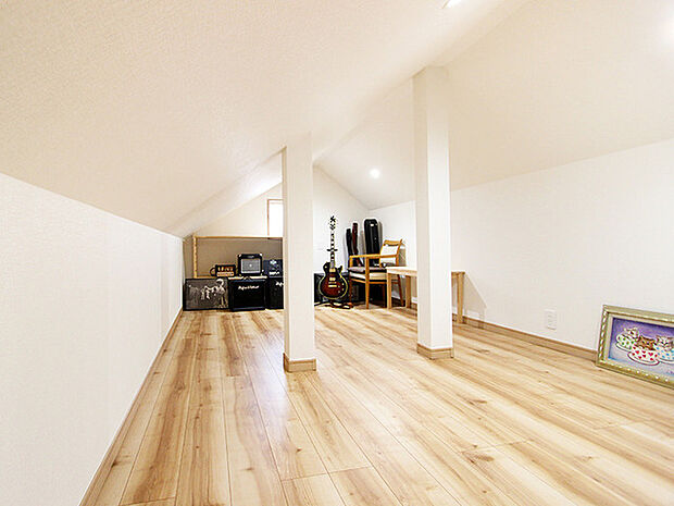 【施工事例:固定階段式グルニエ】 固定階段なので、両手で荷物を運べて安心。好きなものを集めたコレクションルーム、シアタールーム、お子さまの秘密基地など活用法無限大!