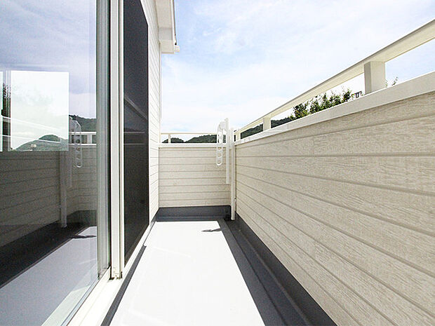 ［施工例］2面バルコニー バルコニーに面した洋室にウォークインクローゼットがあるので お洗濯を取り込んだらそのまま収納が可能！