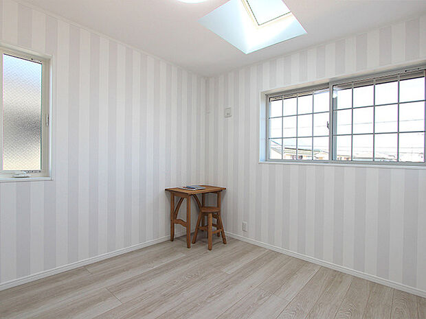 ［施工例］洋室 洋室3にはトップライト(天窓)付きで採光良好！暖かな光が差し込みます。 