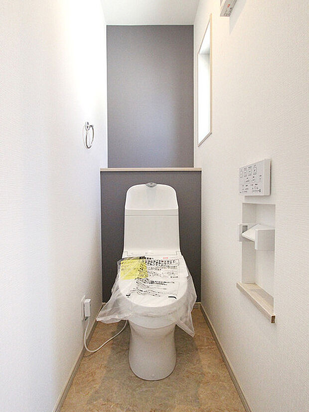 ［施工例］トイレ 手洗いタンク一体型。トルネード洗浄で少ない水でまんべんなくしっかり洗える家計に優しい節水タイプ。 