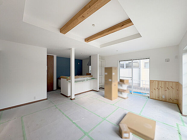 【No.1:LDK】2026/2/13 完成間近!ブルーのアクセントクロスと見せ梁天井がおしゃれなLDK♪