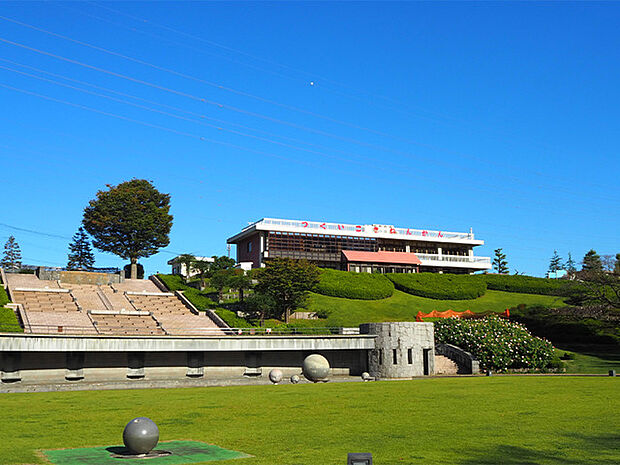 津久井湖城山公園 車約7分。歴史的情緒と自然美を兼ね備えた都市公園。遊具のある四季の広場・津久井湖・展望デッキなど、施設充実のお出かけスポットです♪(2600m)