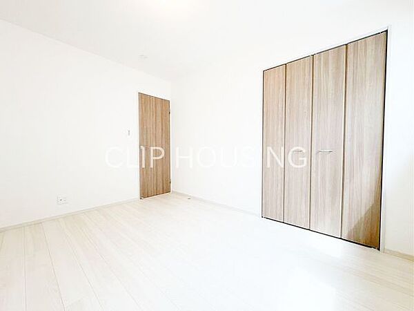 ウォークインクローゼット付きの寝室はお部屋に物を置かない生活をお手伝いいたします！