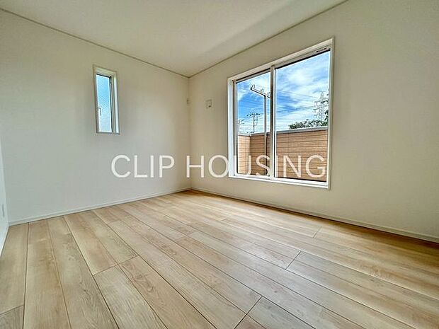 広々したバルコニーに面した洋室。お布団等も干しやすく、主寝室に適しています。