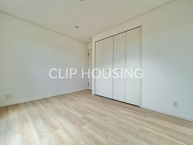 広々したバルコニーに面した洋室。お布団等も干しやすく、主寝室に適しています。