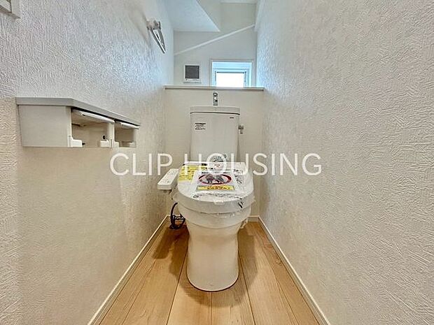 トイレットペーパーや掃除用品がストックできるスペースを確保。すぐに取り出せるため便利です。