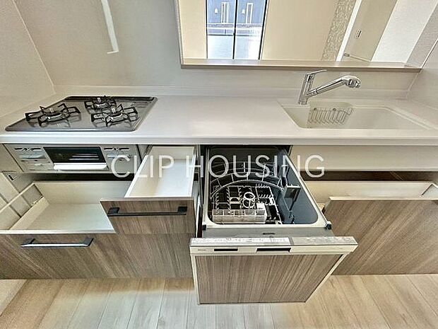 収納力があり、ビルトイン食洗器付きのシステムキッチン。