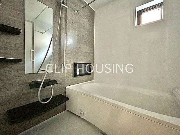 バスは広々1坪以上！テレビも備え付けられているので、快適にリラックス時間を過ごすことができます。