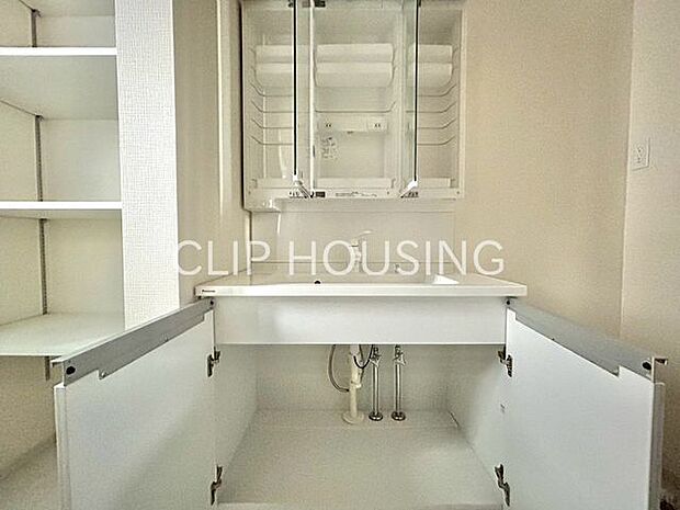 鏡裏側も収納スペースになっておりますので、普段使いのこまごました物もすっきり収納できます！