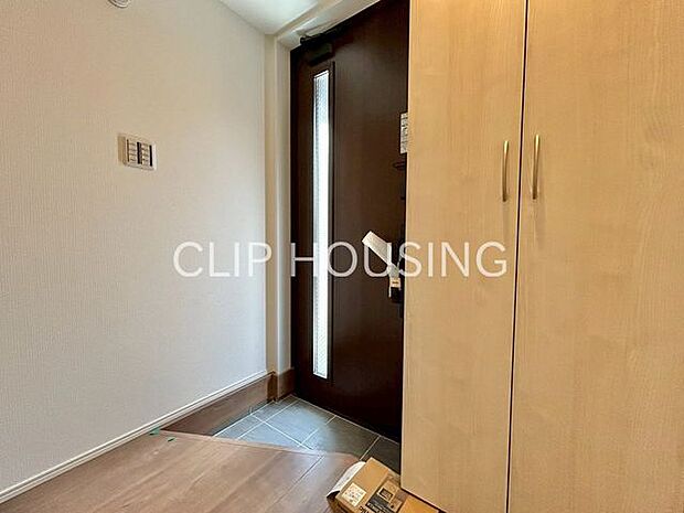 お客様をお迎えする玄関は落ち着いた雰囲気。帰り着くたびに洗練されたテイストです。