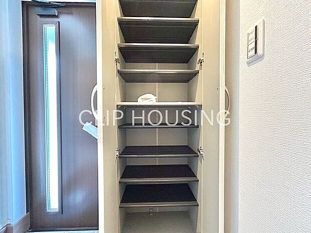 お客様をお迎えする玄関は落ち着いた雰囲気。帰り着くたびに洗練されたテイストです。