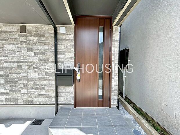 お客様をお迎えする玄関は落ち着いた雰囲気。帰り着くたびに洗練されたテイストです。