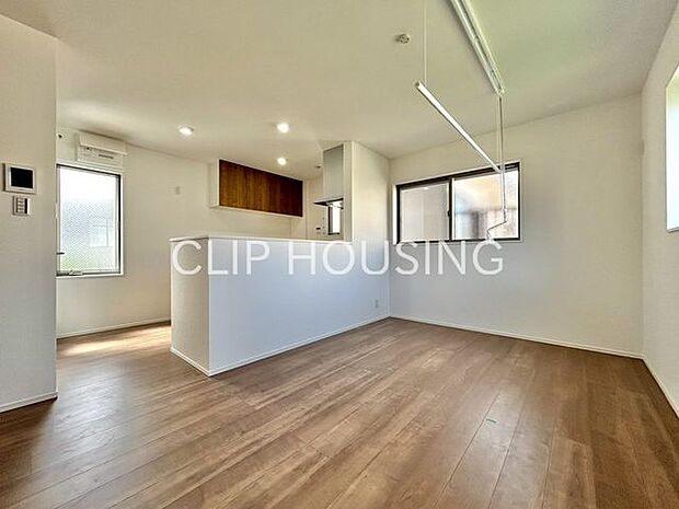 家族みんなが爽やかに健やかに過ごせるように、溢れる光をたっぷり取り込んだリビングダイニング。