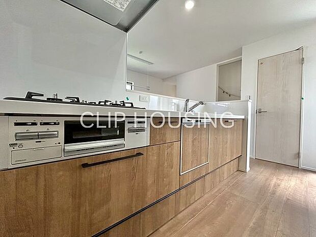 収納力があり、ビルトイン食洗器付きのシステムキッチン。