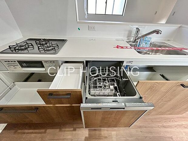 収納力があり、ビルトイン食洗器付きのシステムキッチン。