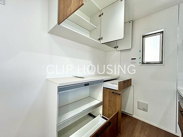 収納力があり、ビルトイン食洗器付きのシステムキッチン。