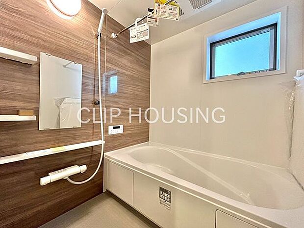 浴室は1坪タイプになっています。足を伸ばして、一日の疲れをとれます。