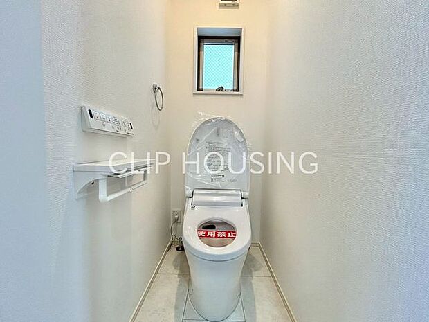 トイレットペーパーや掃除用品がストックできるスペースを確保。すぐに取り出せるため便利です。