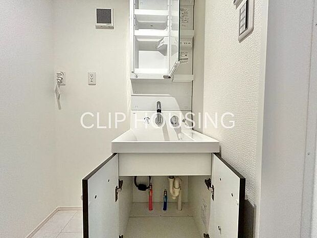 鏡裏側も収納スペースになっておりますので、普段使いのこまごました物もすっきり収納できます！