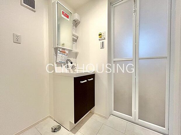 鏡裏側も収納スペースになっておりますので、普段使いのこまごました物もすっきり収納できます！