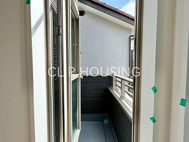 大きなバルコニーは、洋服だけでなく布団も楽々干せちゃいます！