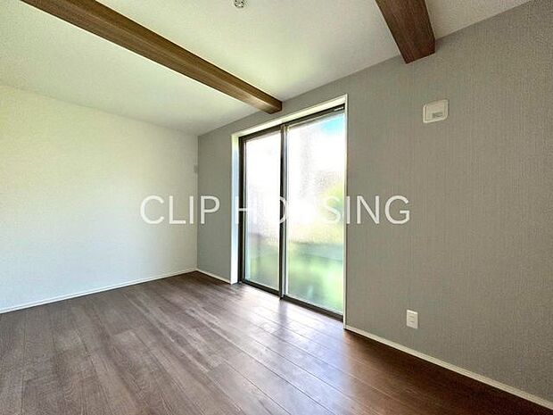 採光のとれた落ち着きのある主寝室です。