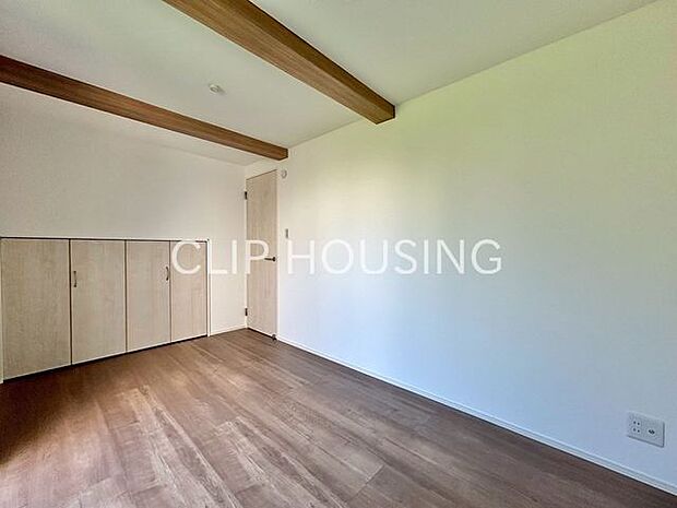 採光のとれた落ち着きのある主寝室です。