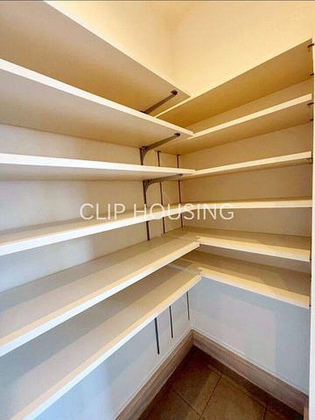 大容量のSICが玄関周りを美しくキープ。靴はもちろん、アウトドア用品やベビーカーも収納できる使い勝手の良い空間です!