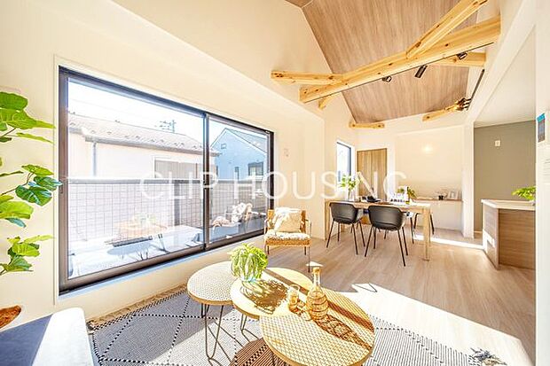 明るい光差込む2階リビング。キッチンにはパントリーがございます。買置き品もたっぷり収納していただけます！