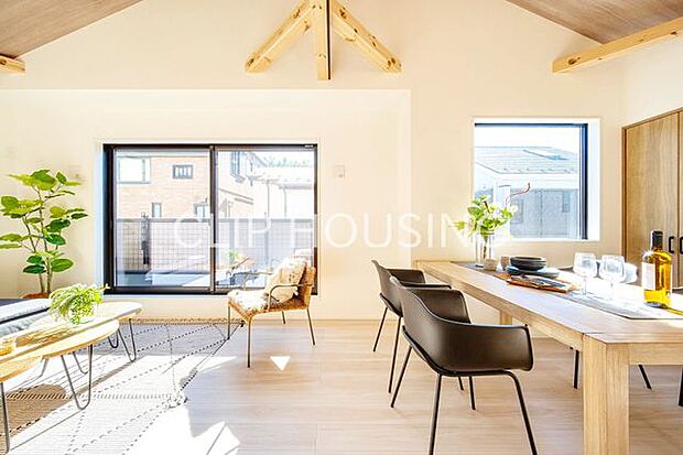 リビングは広々、自然と家族が集まるあたたかな空間に。子育て世帯にぴったりの一軒家です。